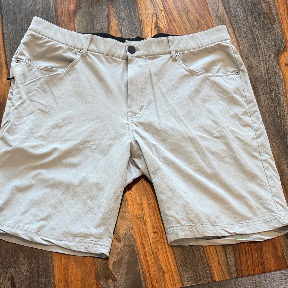 01.Algo Men's Light Gray Flat-Front Performance Shorts